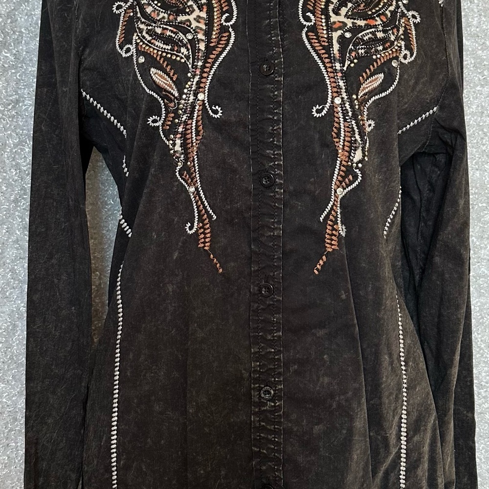 Roar Women’s Embellished & Embroidered Black, White, and Brown Western Shirt.